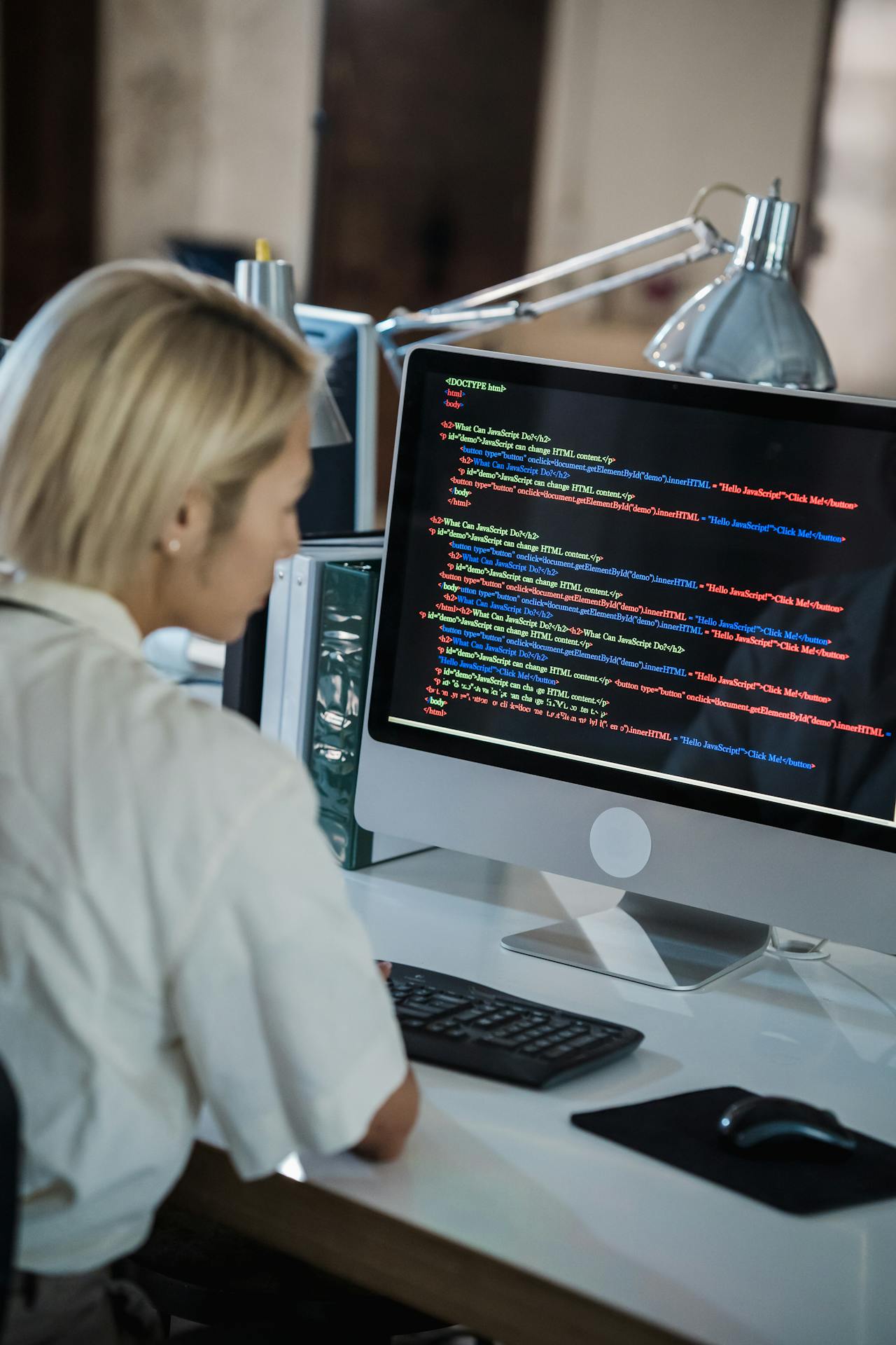 Persona trabajando ergonómicamente frente al ordenador
